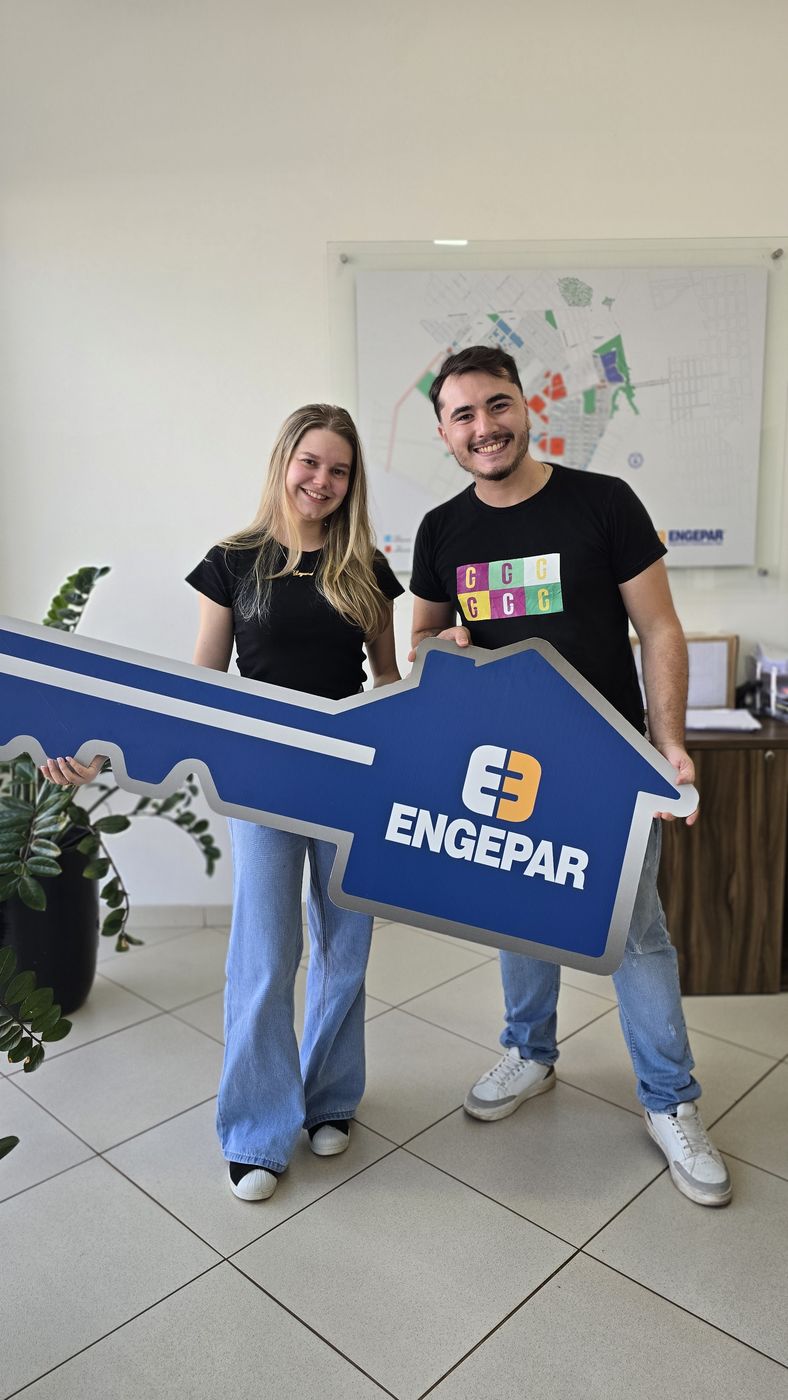 Clientes segurando uma chave gigante da Engepar