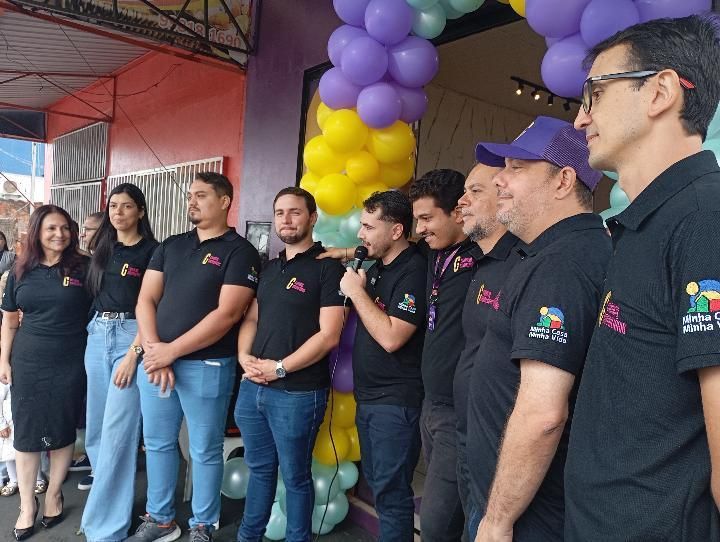 Equipe do Correio reunida em frente ao escritório durante o discurso de inauguração