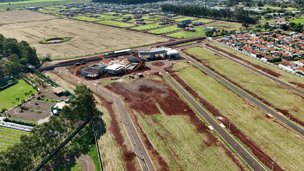 Vista aérea de loteamento com ruas asfaltadas