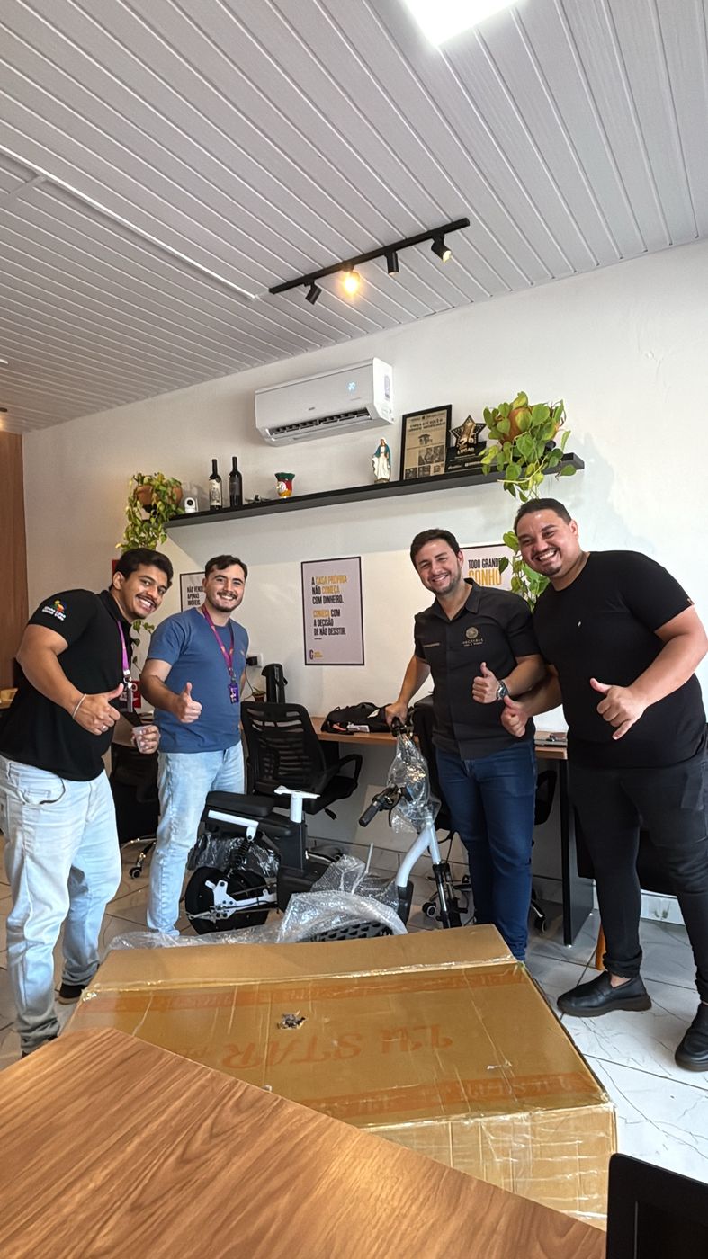 Equipe comemorando a chegada da scooter no escritório
